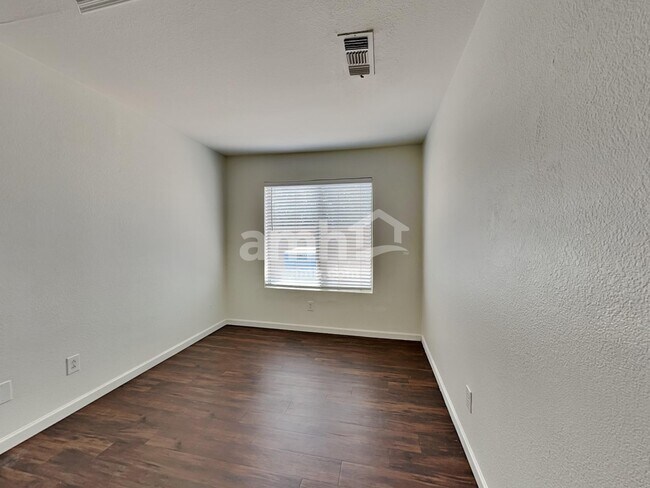Building Photo - 1272 W Lark Dr