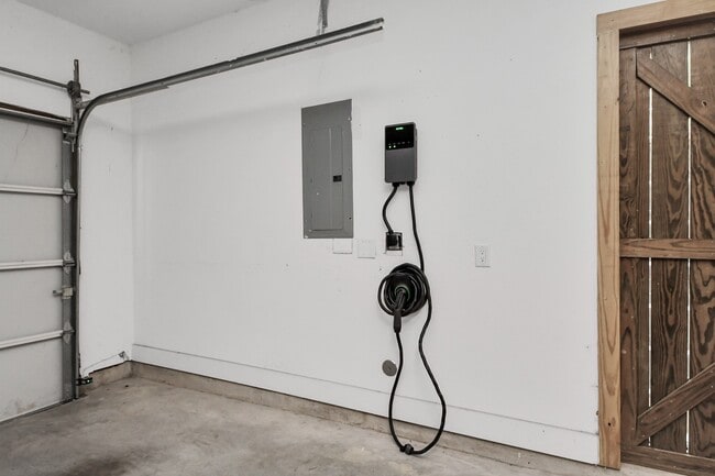 Building Photo - 6739 Calhoun Rd