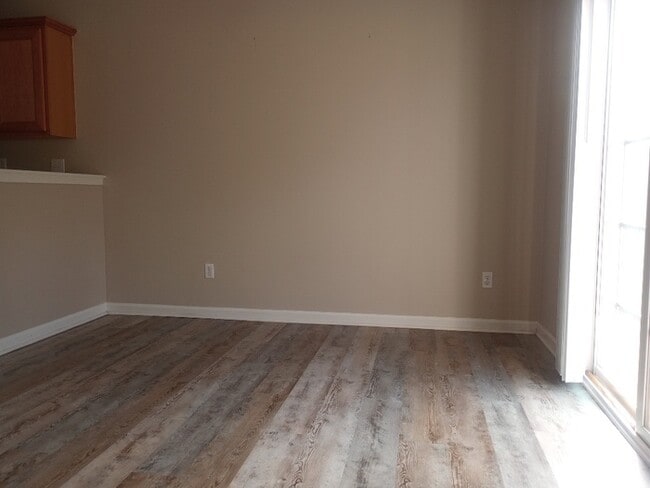 Building Photo - 3 Bedroom 2.5 Bathrooms