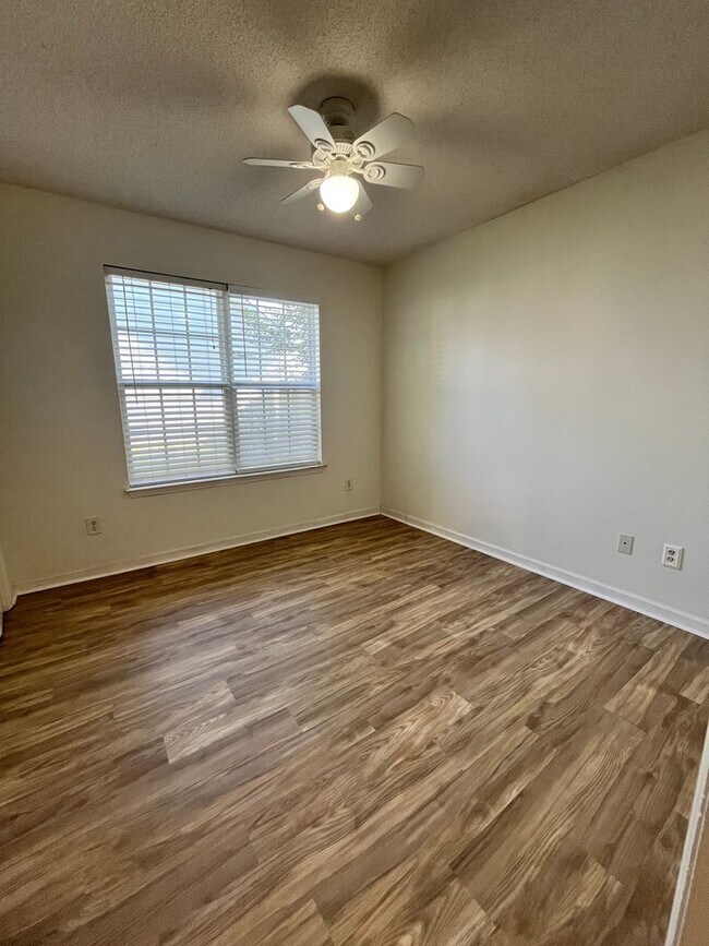Building Photo - 715 Sark Dr