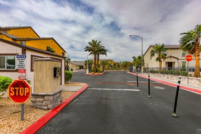 Building Photo - 3 Bed, 2 Bath Townhome Just Outside of Nel...