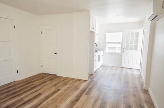 Building Photo - 439 S Evergreen Ave
