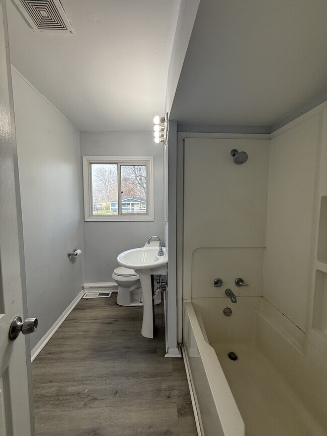 Building Photo - 3138 Midvale Dr