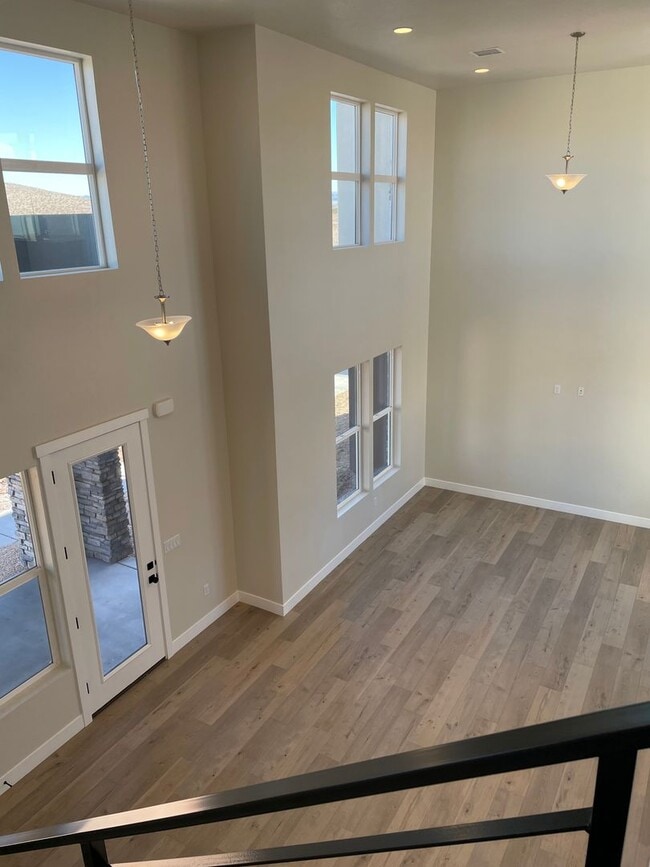 Building Photo - Home in Desert Color!