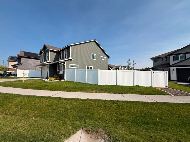 Building Photo - Beautiful Home in the Valley