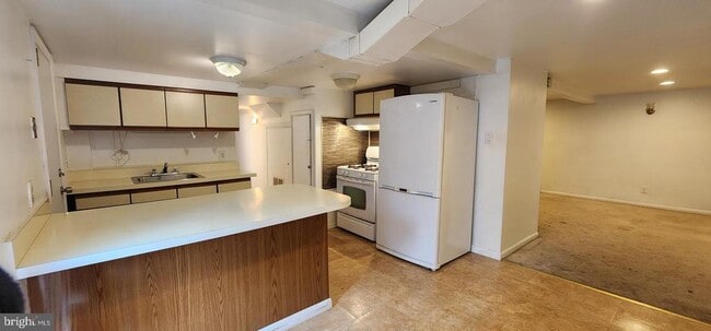 Building Photo - 300 Maiden Choice Ln