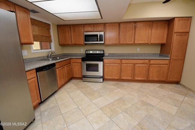 Building Photo - 814 N Crescent Ln