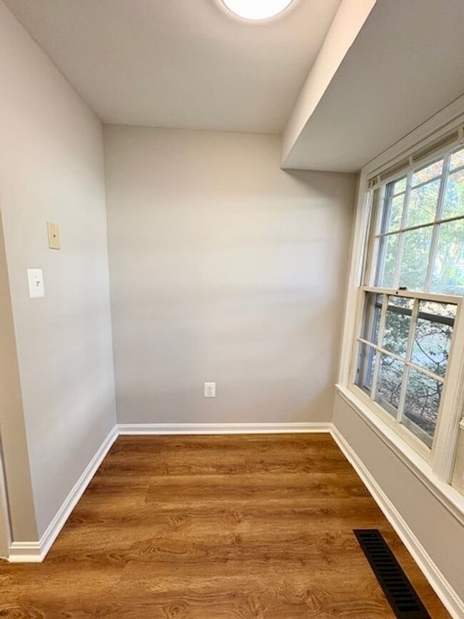 Building Photo - Beautiful end-unit townhome. Walkout basem...