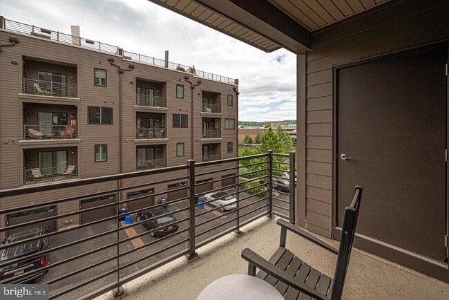 Building Photo - 1001 Lakeview Ct