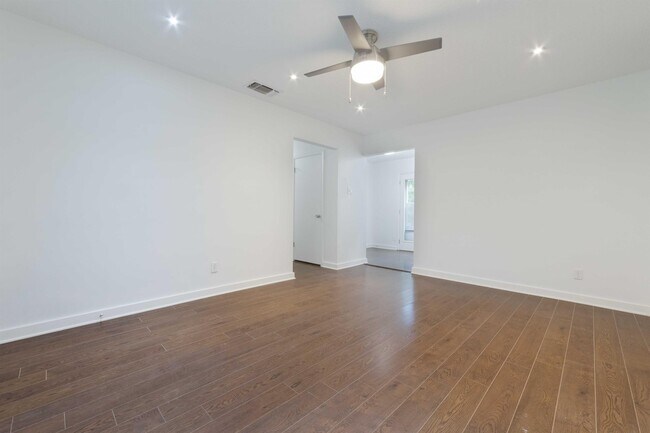 Building Photo - 205 Chippendale Ave