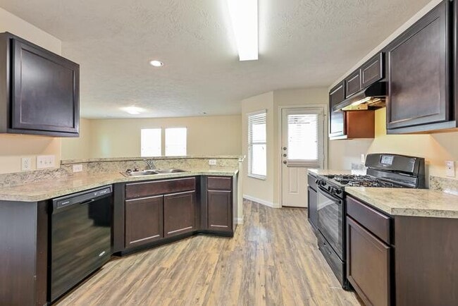 Building Photo - Loma Bella - 2706 Majestic Dr, San Antonio...