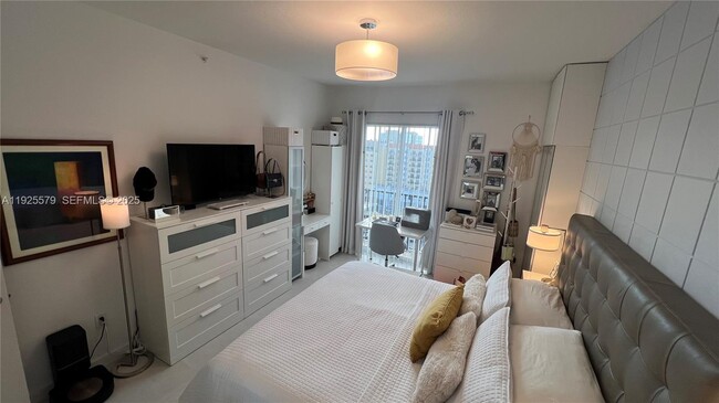 Building Photo - 10 Aragon Ave