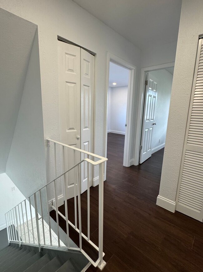 Building Photo - 2 BR Townhome in West Palm Beach- Low Move...