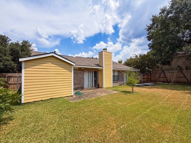 Building Photo - 530 Belwin Dr