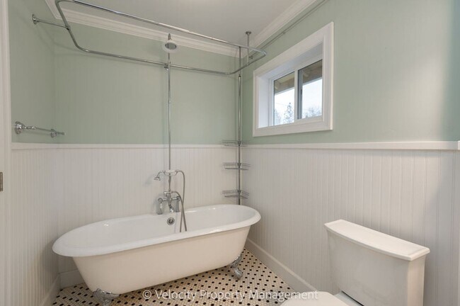 Building Photo - Charming Westside Cottage