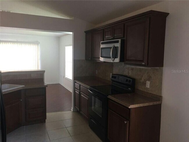 Building Photo - Nice and large one story single family in ...
