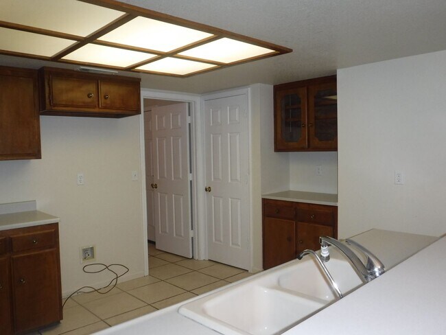 Building Photo - Great Neighborhood Close to Schools and Sh...