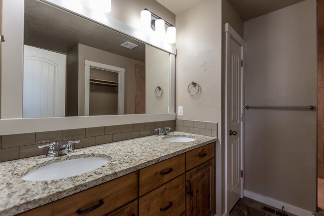 Building Photo - 2803 Tamarack St