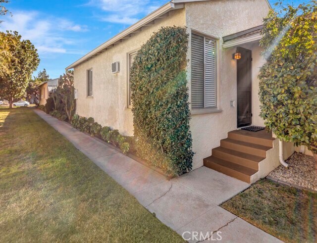 Building Photo - 557 N Rosemary Ln