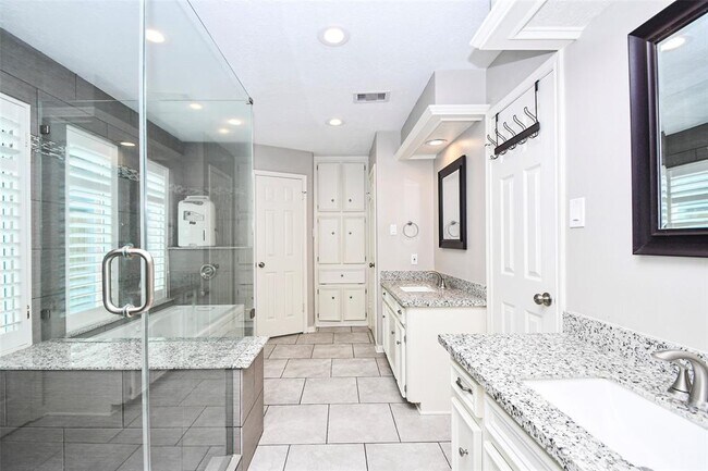 Building Photo - 811 Sugar Plum Cir
