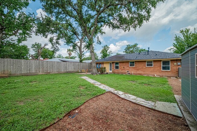 Building Photo - 5123 Saxon Dr