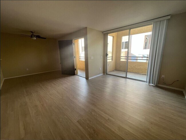 Building Photo - Gorgeous 2BR/2.5BA Condo in University City/Golden Triangle