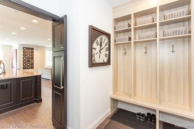 Building Photo - 25925 York Rd