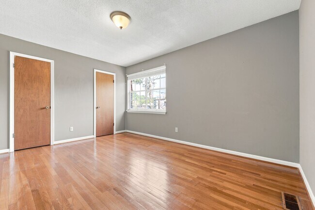 Building Photo - 1002 Willow Dr