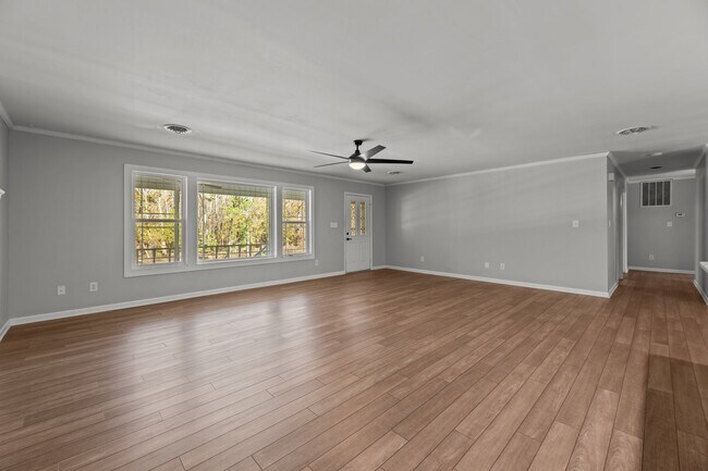 Building Photo - 105 3rd St