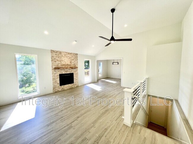 Building Photo - 905 SW Foxtail Dr