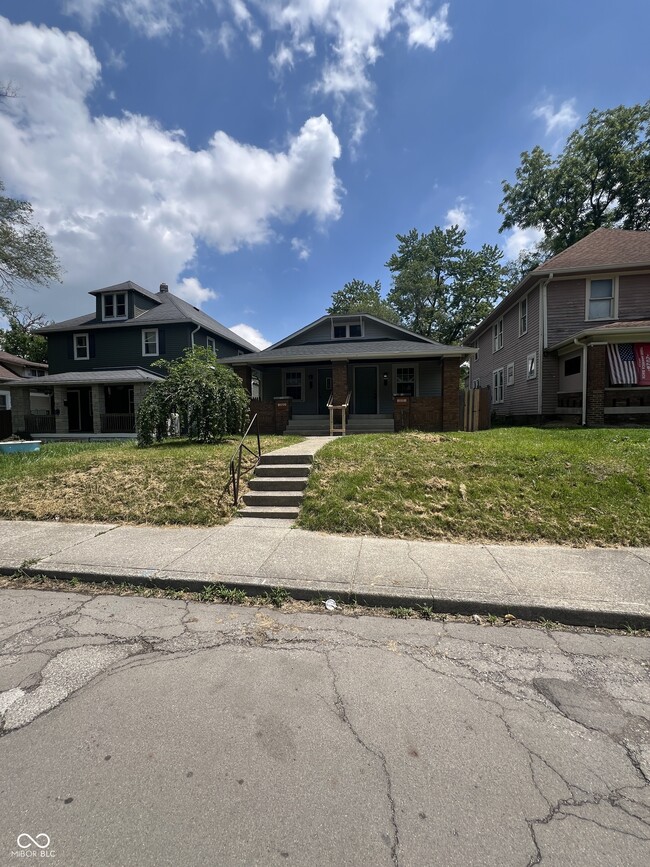 Primary Photo - 1223 N Oxford St