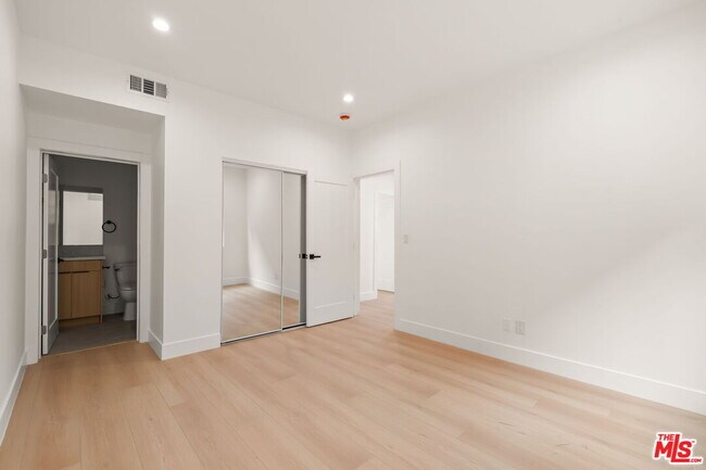 Building Photo - 913 N Hobart Blvd