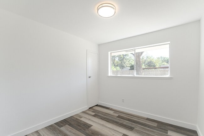 Building Photo - 10126 Pine Moss Dr