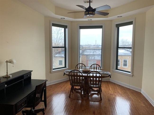 Dining Area - 2658 W Washington Blvd