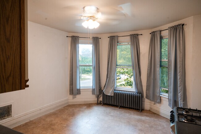 Building Photo - 556 Rose Ave E