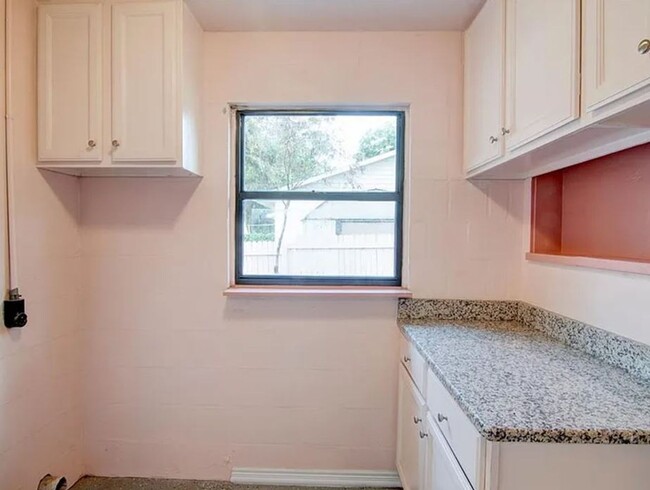 Building Photo - Welcome to this cozy 2-bedroom, 1-bathroom...