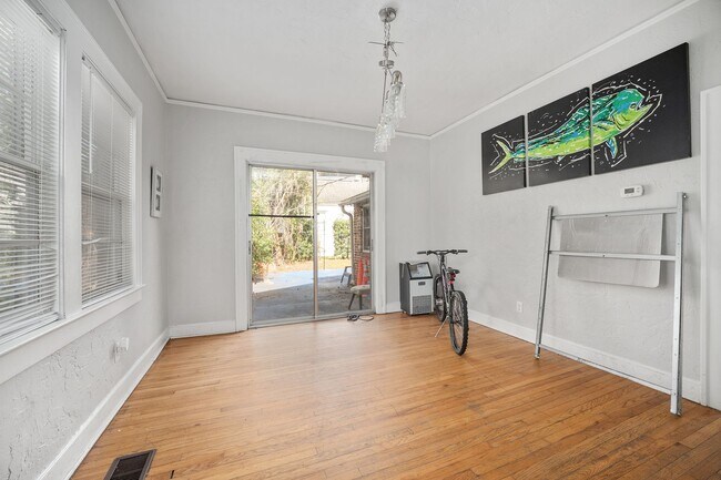 Building Photo - 949 SW 13th St