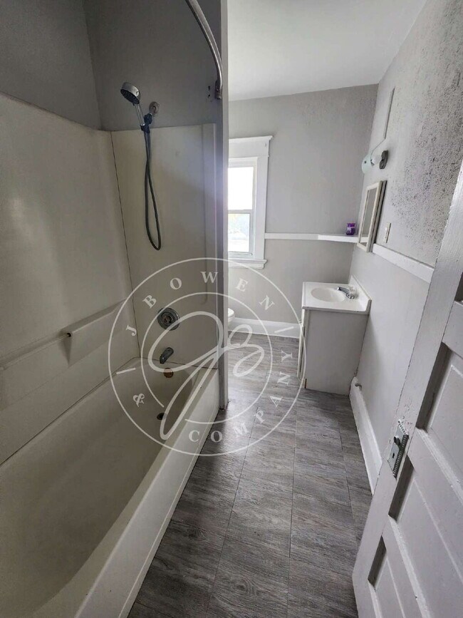 Building Photo - 2 bed 2 story townhouse! Individual baseme...