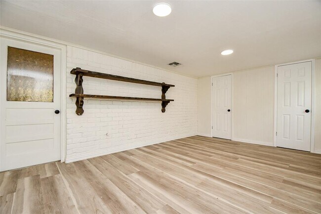 Building Photo - 162 Bluebonnet St