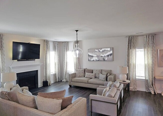 Building Photo - 3700 SF 4/4 Available Now!