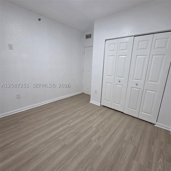 Building Photo - 2901 Riverside Dr