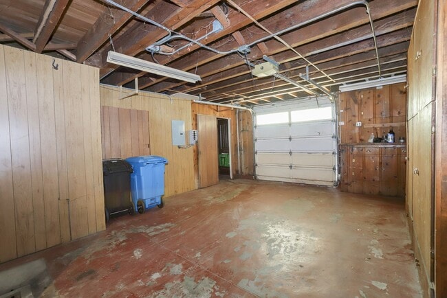 Building Photo - 3 Bed / 2 Bath Cayuga Terrace single family home with garage parking and private backyard. YouTub...