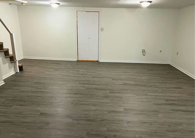 Building Photo - 102 Caernarvon Ct
