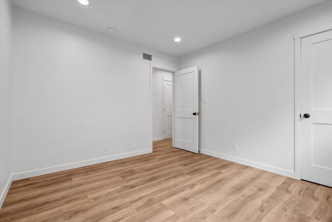 Building Photo - BEAUTIFULLY REMODELED, 5BD/4BA ENTERTAINER...
