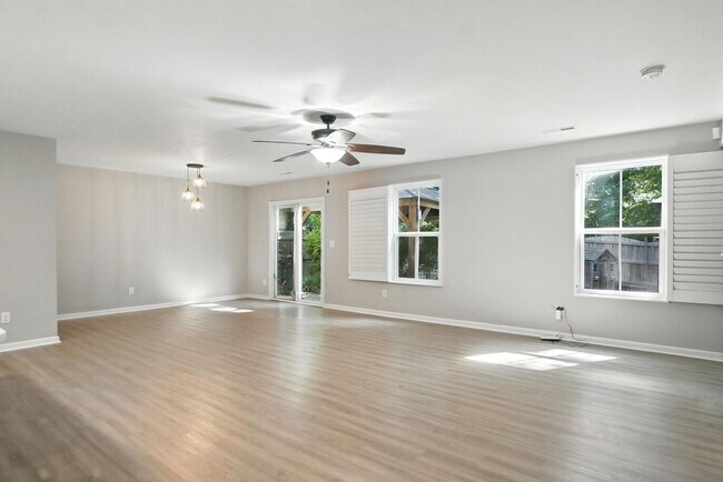 Building Photo - Fully Updated and Move-In Ready with Excep...