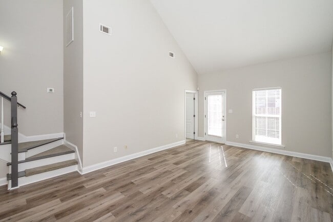 Building Photo - 823 Landing Dr