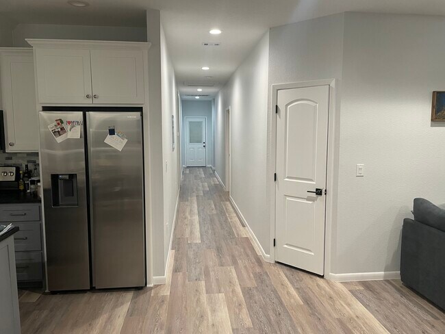 Building Photo - 917 N 16th St