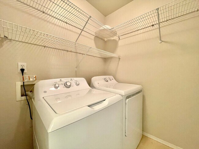 Building Photo - Spacious Top-Floor 3-Bedroom Condo