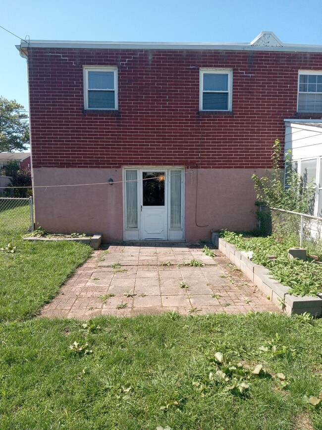 Building Photo - 3BR 1.5 bath twin in LANSDALE!