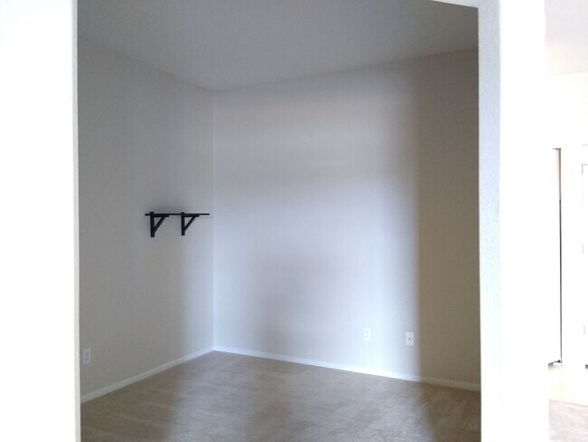 Building Photo - Super Fly 1 Bedroom with Large Study, 1 1/...
